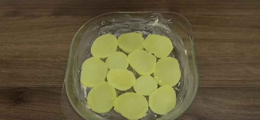 Zapečené brambory se šunkou, mozzarellou a parmazánem – teplá lahůdka, která potěší na první sousto