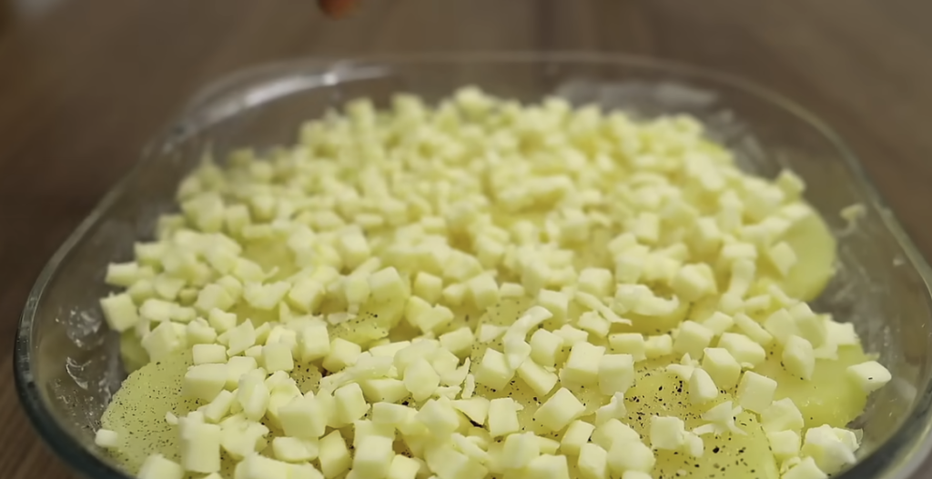 Zapečené brambory se šunkou, mozzarellou a parmazánem – teplá lahůdka, která potěší na první sousto