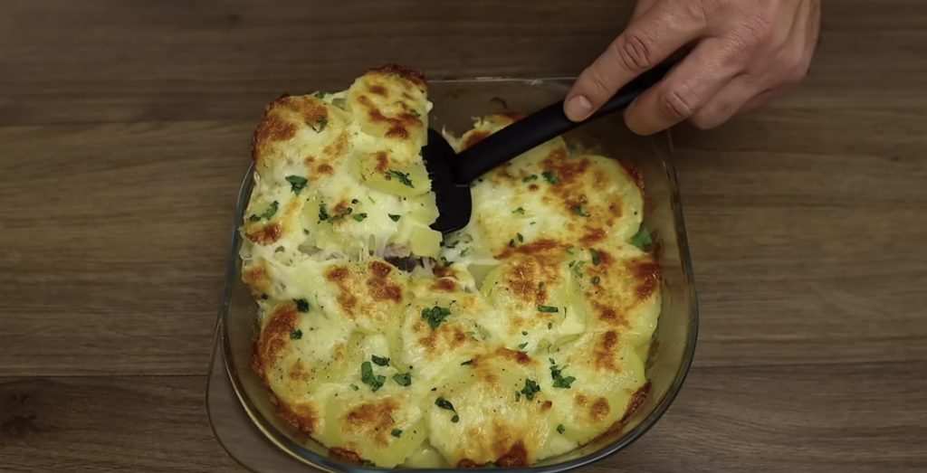 Zapečené brambory se šunkou, mozzarellou a parmazánem – teplá lahůdka, která potěší na první sousto