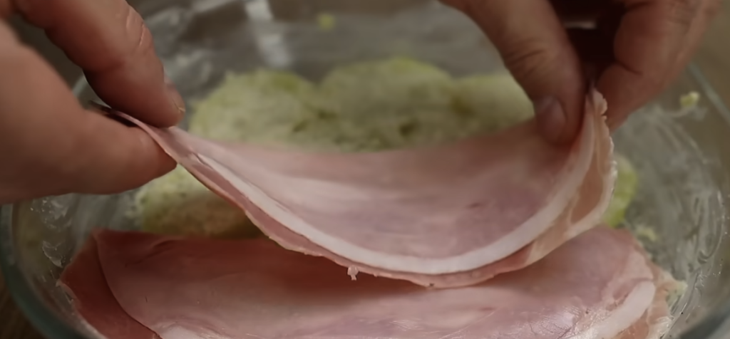 Zapečené brambory se šunkou, mozzarellou a parmazánem – teplá lahůdka, která potěší na první sousto