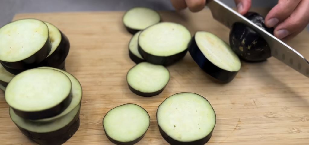 Vrstvené lasagne s lilkem, klobásou a parmazánem bez trouby – lahodný recept na jednom pekáči