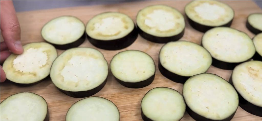 Vrstvené lasagne s lilkem, klobásou a parmazánem bez trouby – lahodný recept na jednom pekáči