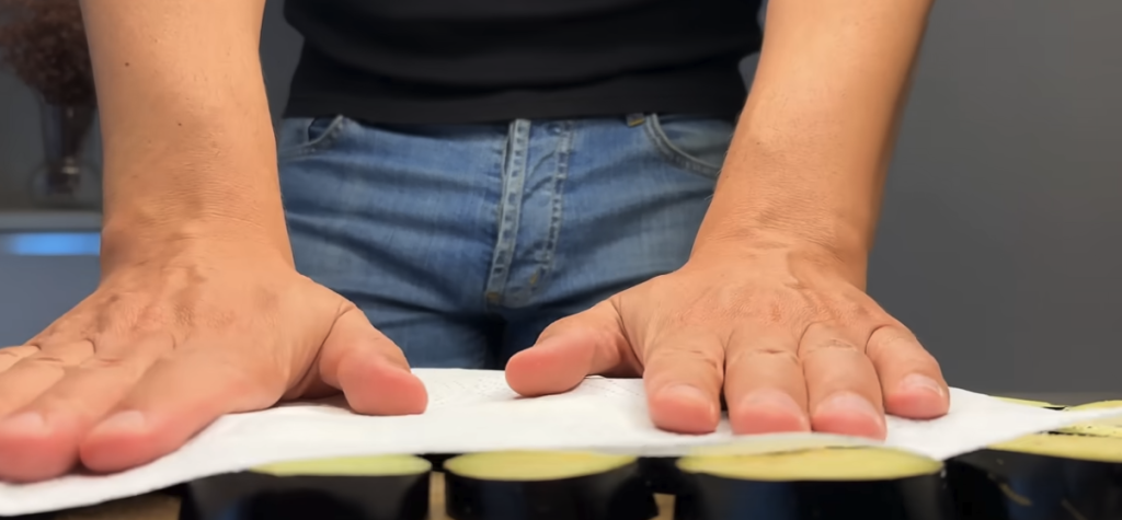 Vrstvené lasagne s lilkem, klobásou a parmazánem bez trouby – lahodný recept na jednom pekáči