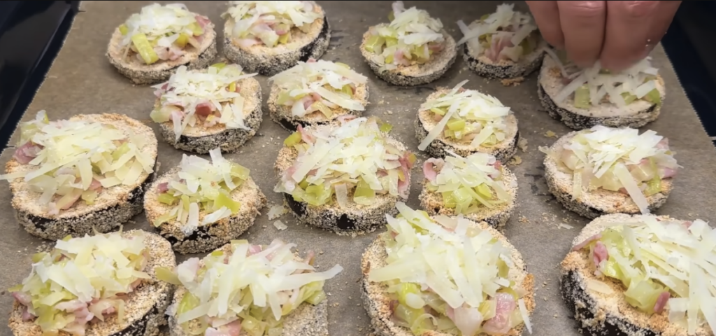 Zapečená lilková kolečka se slaninou, pórkem a sýrem – ideální tip na lehký oběd nebo chutnou večeři
