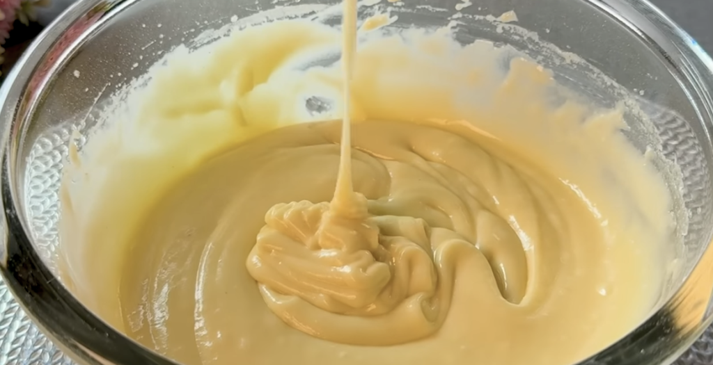 Domácí broskvový koláč s čerstvými broskvemi – snadný a vláčný letní dezert