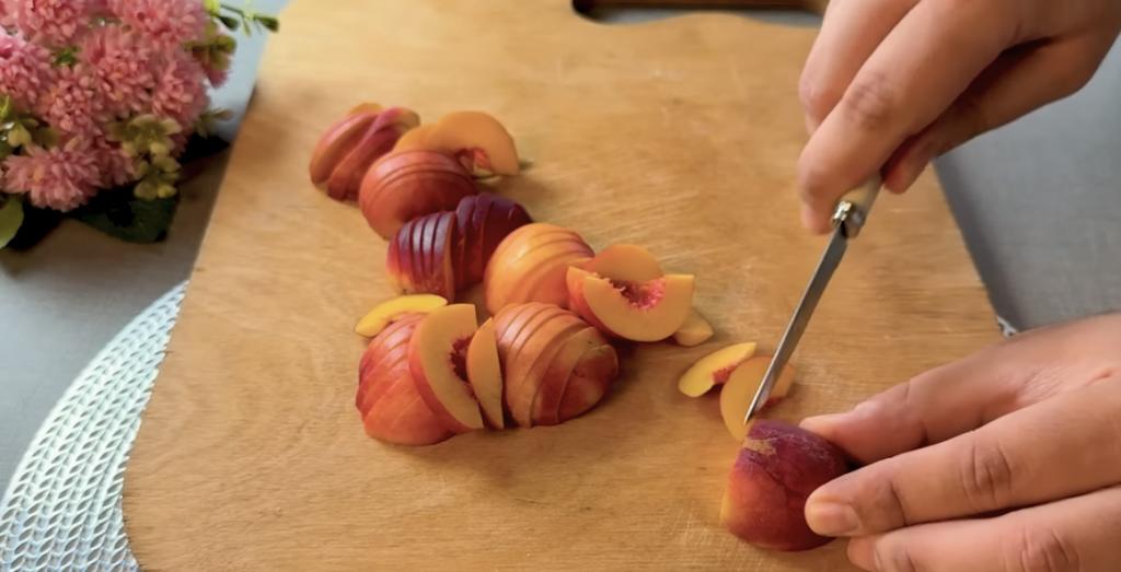 Domácí broskvový koláč s čerstvými broskvemi – snadný a vláčný letní dezert