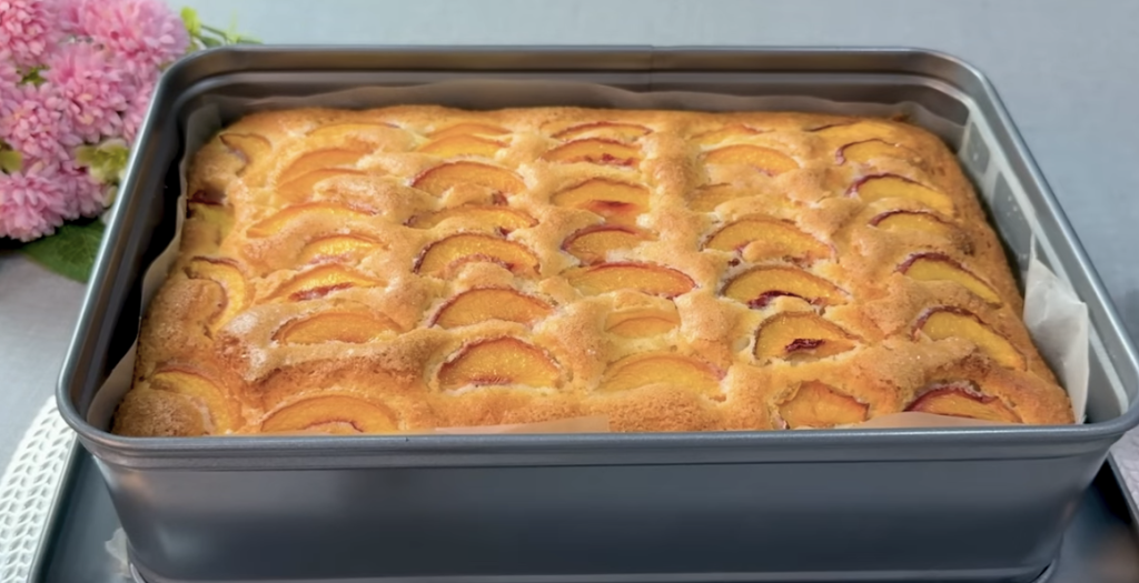 Domácí broskvový koláč s čerstvými broskvemi – snadný a vláčný letní dezert