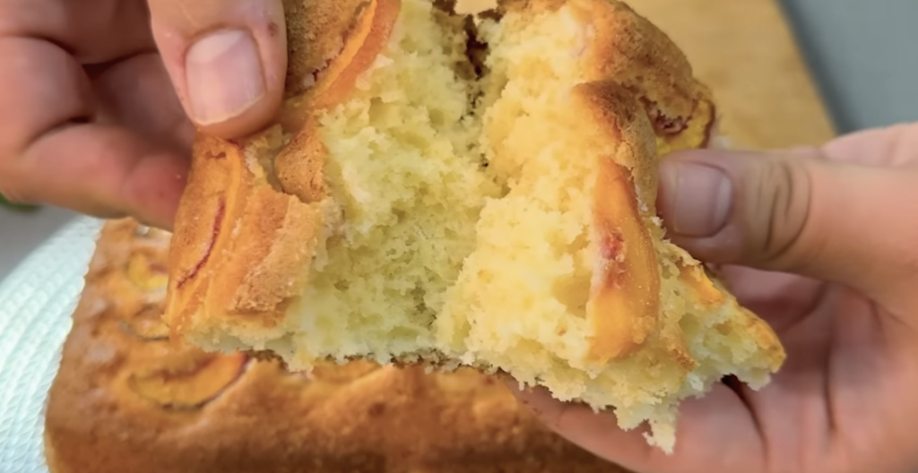 Domácí broskvový koláč s čerstvými broskvemi – snadný a vláčný letní dezert