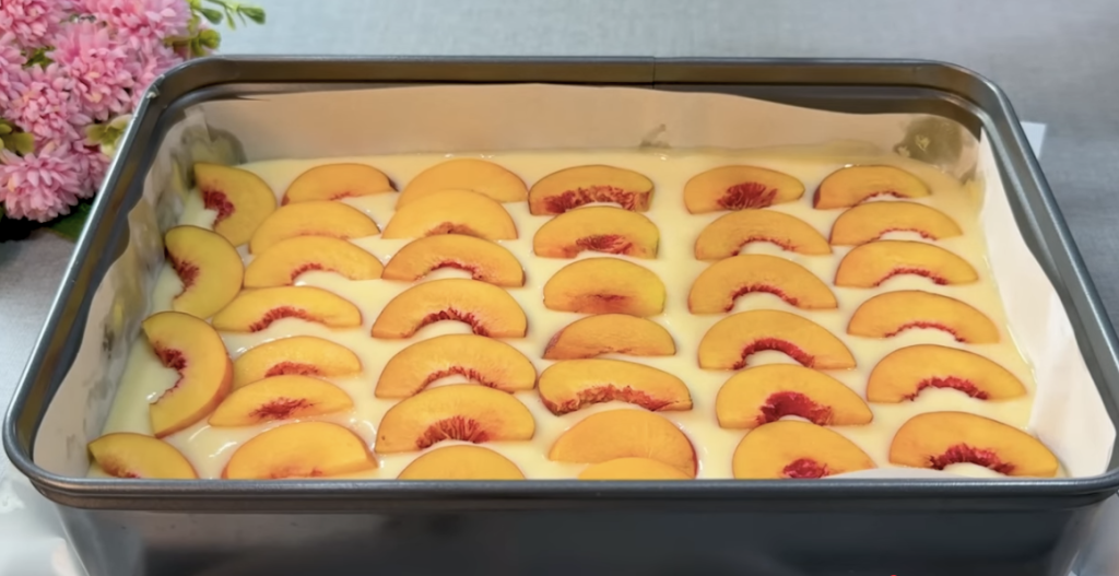 Domácí broskvový koláč s čerstvými broskvemi – snadný a vláčný letní dezert