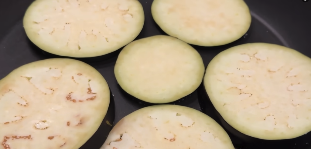 Vrstvené lasagne s lilkem, klobásou a parmazánem bez trouby – lahodný recept na jednom pekáči