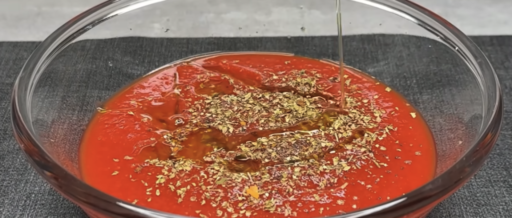 Vrstvené lasagne s lilkem, klobásou a parmazánem bez trouby – lahodný recept na jednom pekáči