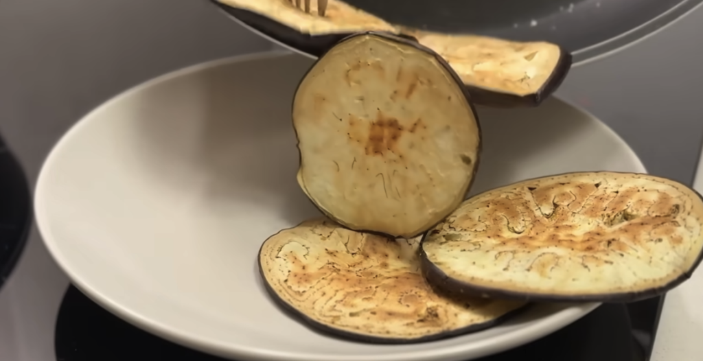 Vrstvené lasagne s lilkem, klobásou a parmazánem bez trouby – lahodný recept na jednom pekáči