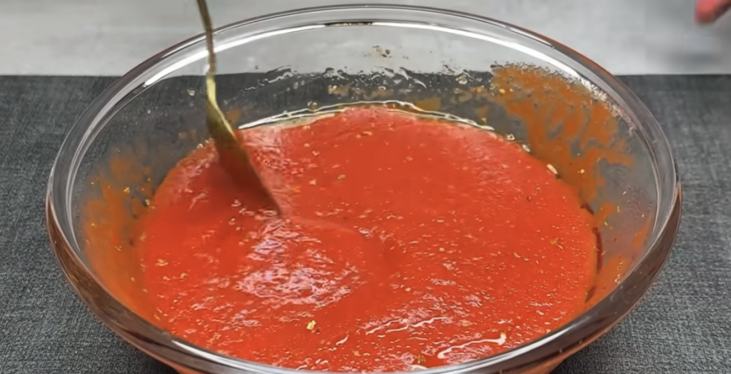 Vrstvené lasagne s lilkem, klobásou a parmazánem bez trouby – lahodný recept na jednom pekáči