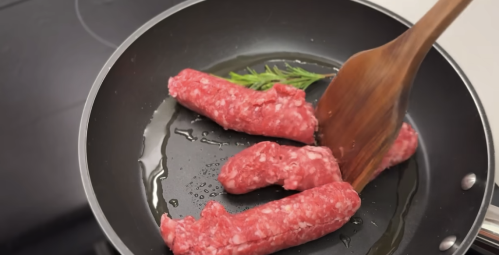 Vrstvené lasagne s lilkem, klobásou a parmazánem bez trouby – lahodný recept na jednom pekáči