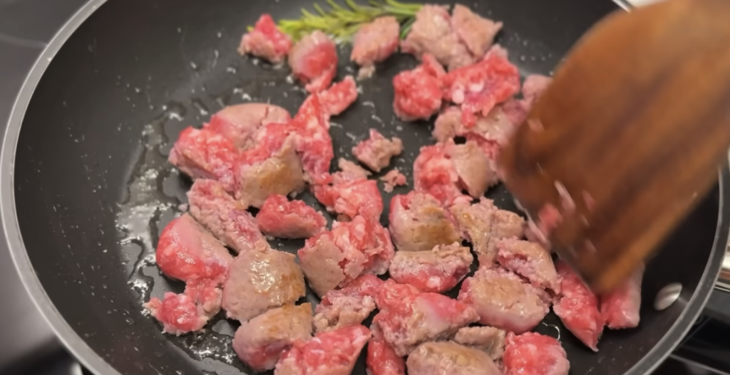 Vrstvené lasagne s lilkem, klobásou a parmazánem bez trouby – lahodný recept na jednom pekáči