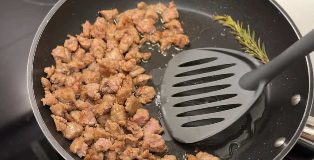 Vrstvené lasagne s lilkem, klobásou a parmazánem bez trouby – lahodný recept na jednom pekáči