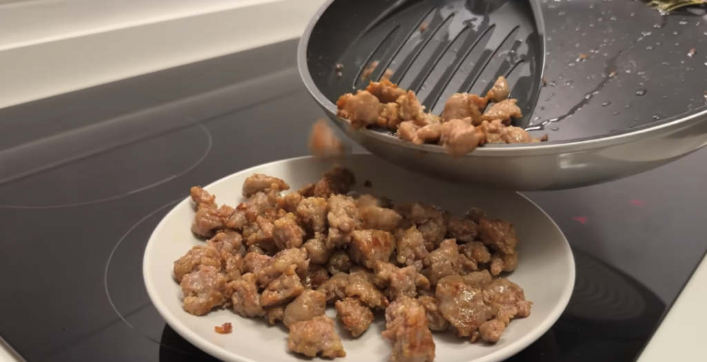 Vrstvené lasagne s lilkem, klobásou a parmazánem bez trouby – lahodný recept na jednom pekáči