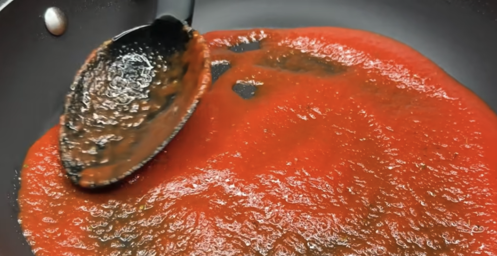 Vrstvené lasagne s lilkem, klobásou a parmazánem bez trouby – lahodný recept na jednom pekáči