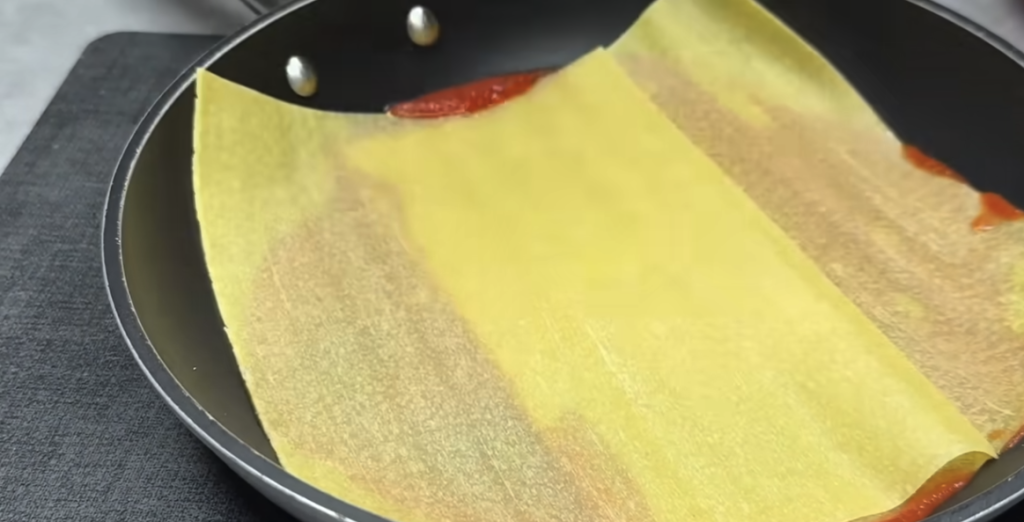 Vrstvené lasagne s lilkem, klobásou a parmazánem bez trouby – lahodný recept na jednom pekáči