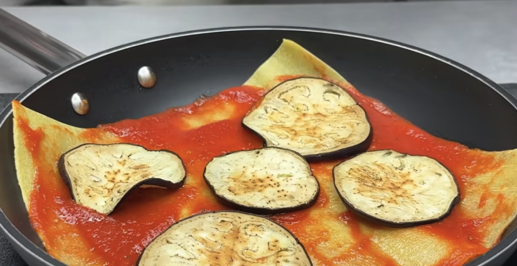 Vrstvené lasagne s lilkem, klobásou a parmazánem bez trouby – lahodný recept na jednom pekáči