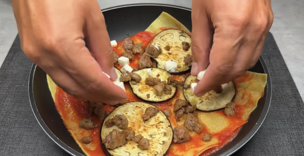 Vrstvené lasagne s lilkem, klobásou a parmazánem bez trouby – lahodný recept na jednom pekáči