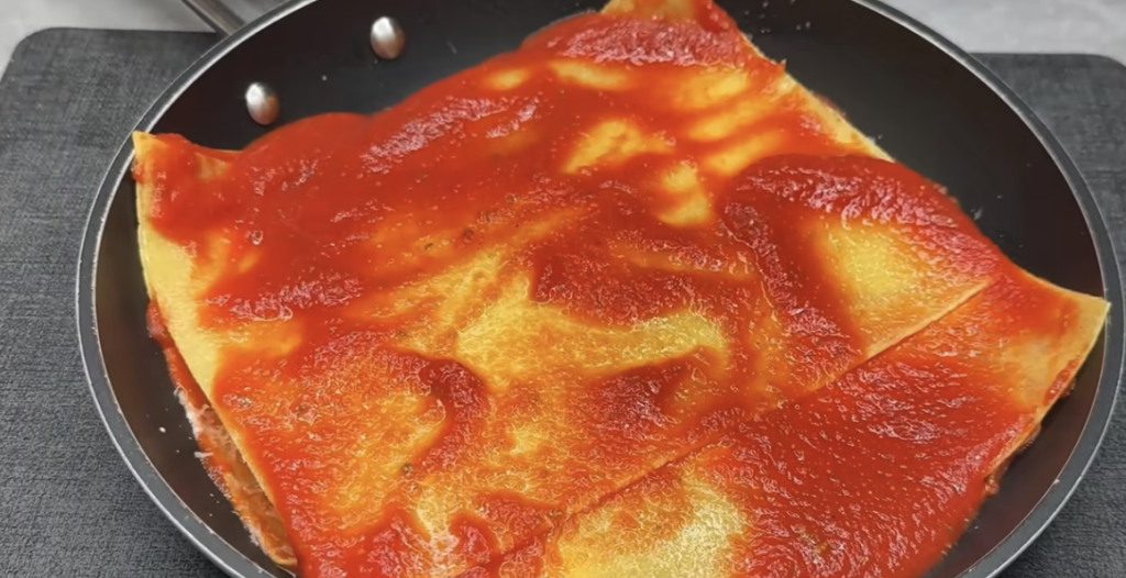 Vrstvené lasagne s lilkem, klobásou a parmazánem bez trouby – lahodný recept na jednom pekáči