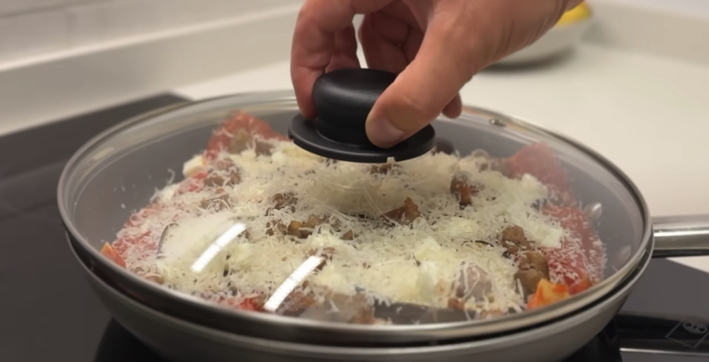 Vrstvené lasagne s lilkem, klobásou a parmazánem bez trouby – lahodný recept na jednom pekáči