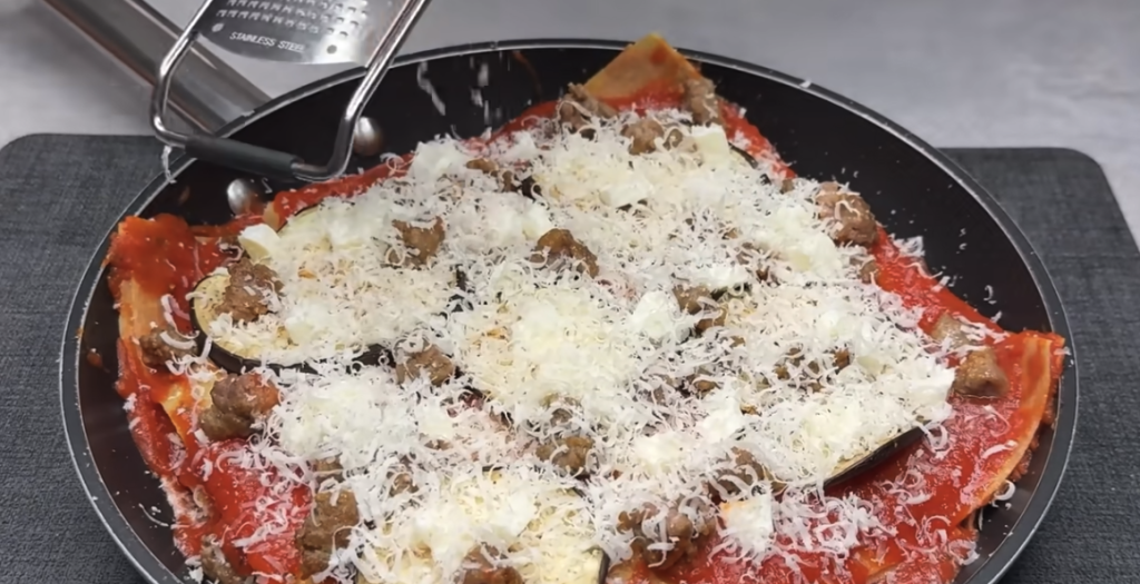 Vrstvené lasagne s lilkem, klobásou a parmazánem bez trouby – lahodný recept na jednom pekáči