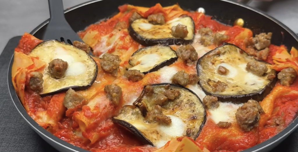 Vrstvené lasagne s lilkem, klobásou a parmazánem bez trouby – lahodný recept na jednom pekáči