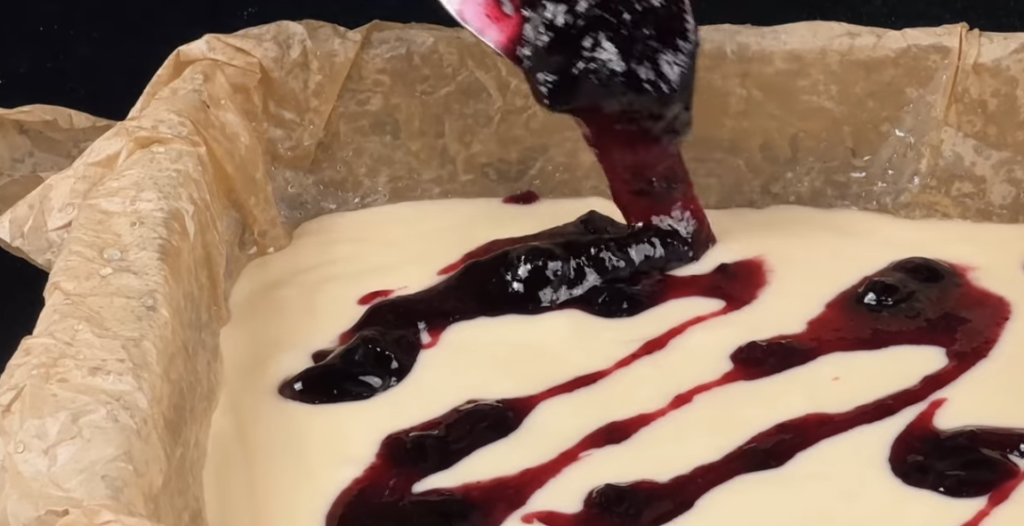 Šťavnatý borůvkový koláč s jogurtem a marmeládou – rychlý moučník