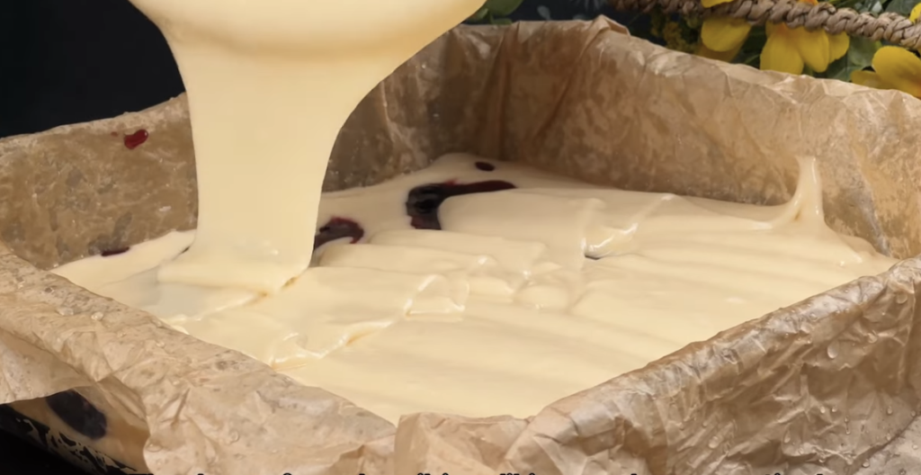 Šťavnatý borůvkový koláč s jogurtem a marmeládou – rychlý moučník