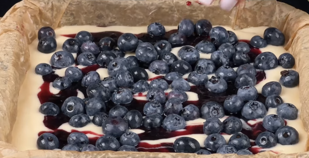 Šťavnatý borůvkový koláč s jogurtem a marmeládou – rychlý moučník