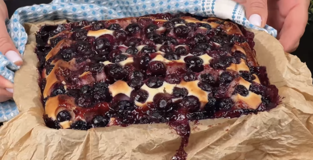 Šťavnatý borůvkový koláč s jogurtem a marmeládou – rychlý moučník