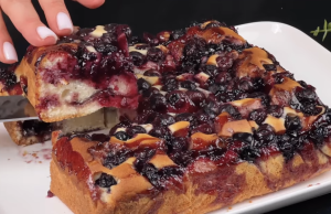 Šťavnatý borůvkový koláč s jogurtem a marmeládou – rychlý moučník Šťavnatý borůvkový koláč s jogurtem a marmeládou – rychlý moučník