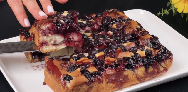 Šťavnatý borůvkový koláč s jogurtem a marmeládou – rychlý moučník Šťavnatý borůvkový koláč s jogurtem a marmeládou – rychlý moučník