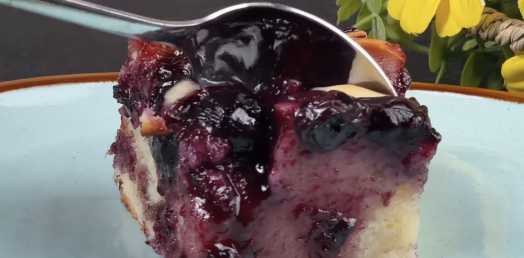 Šťavnatý borůvkový koláč s jogurtem a marmeládou – rychlý moučník