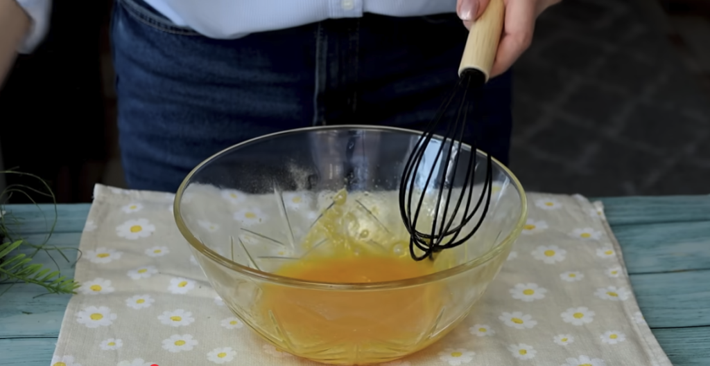 Jablečné roládky se skořicí – snadný koláč z plechu, který chutná jako palačinky