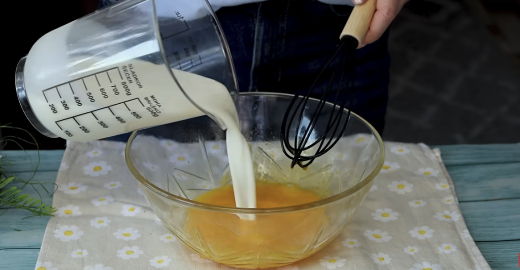 Jablečné roládky se skořicí – snadný koláč z plechu, který chutná jako palačinky