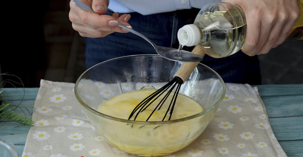 Jablečné roládky se skořicí – snadný koláč z plechu, který chutná jako palačinky