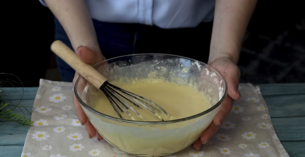 Jablečné roládky se skořicí – snadný koláč z plechu, který chutná jako palačinky