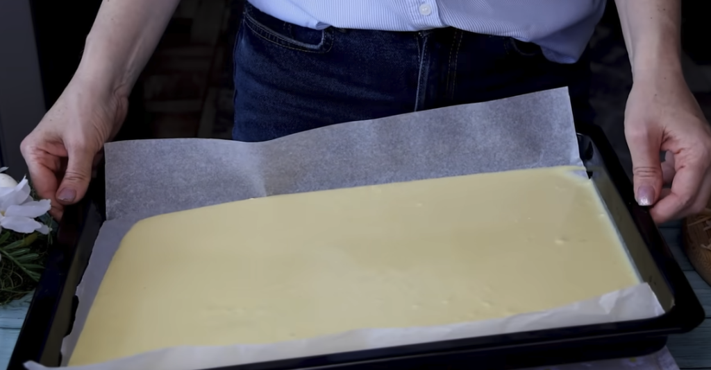 Jablečné roládky se skořicí – snadný koláč z plechu, který chutná jako palačinky