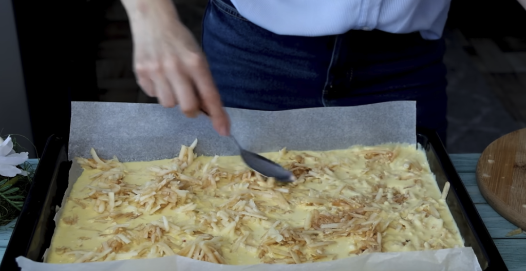 Jablečné roládky se skořicí – snadný koláč z plechu, který chutná jako palačinky