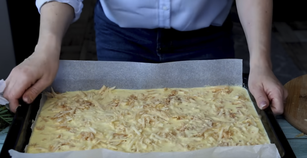 Jablečné roládky se skořicí – snadný koláč z plechu, který chutná jako palačinky