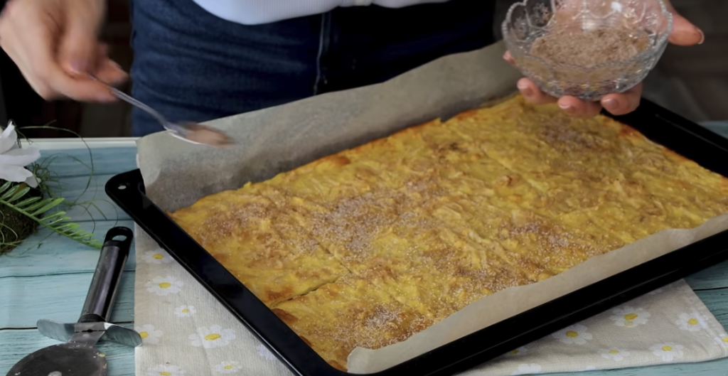 Jablečné roládky se skořicí – snadný koláč z plechu, který chutná jako palačinky