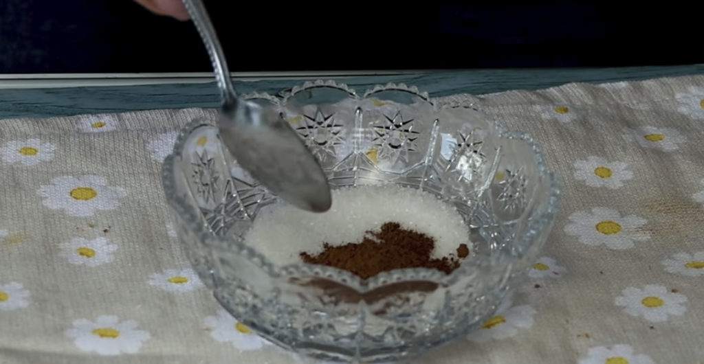 Jablečné roládky se skořicí – snadný koláč z plechu, který chutná jako palačinky