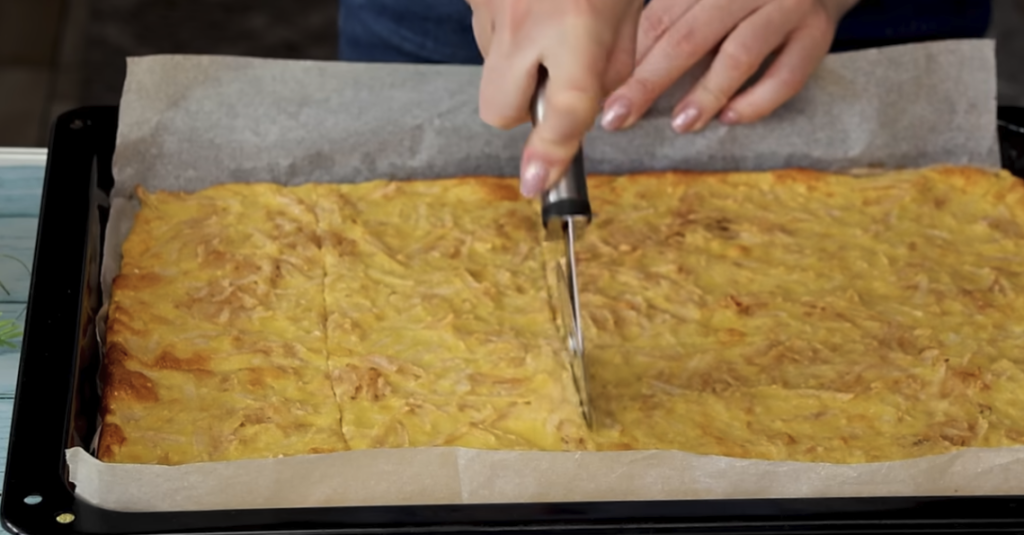 Jablečné roládky se skořicí – snadný koláč z plechu, který chutná jako palačinky