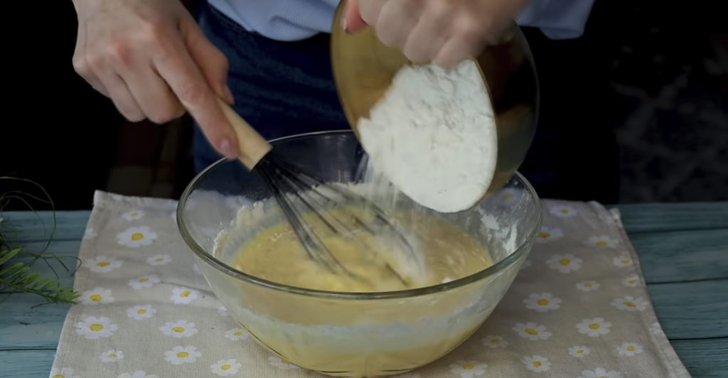 Jablečné roládky se skořicí – snadný koláč z plechu, který chutná jako palačinky