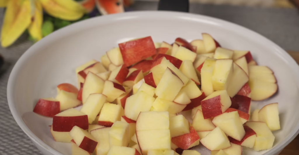 Babiččina vláčná a nadýchaná bábovka s karamelizovanými jablky – ideální pro rodinné posezení