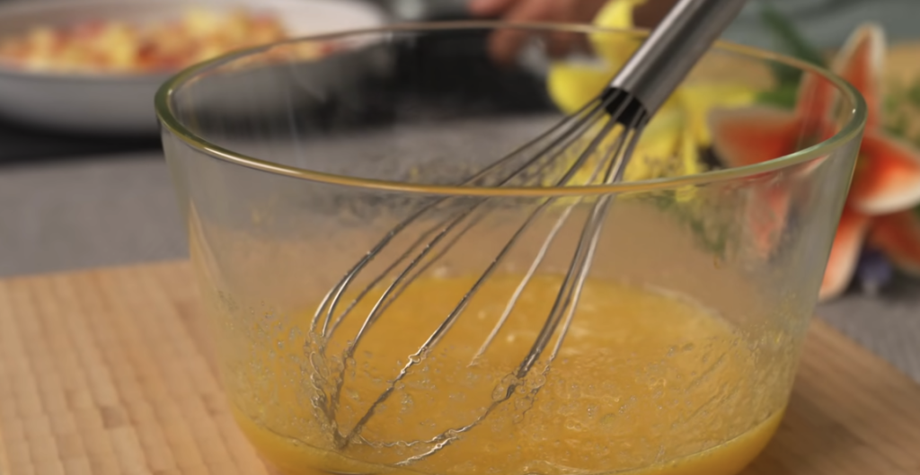 Babiččina vláčná a nadýchaná bábovka s karamelizovanými jablky – ideální pro rodinné posezení