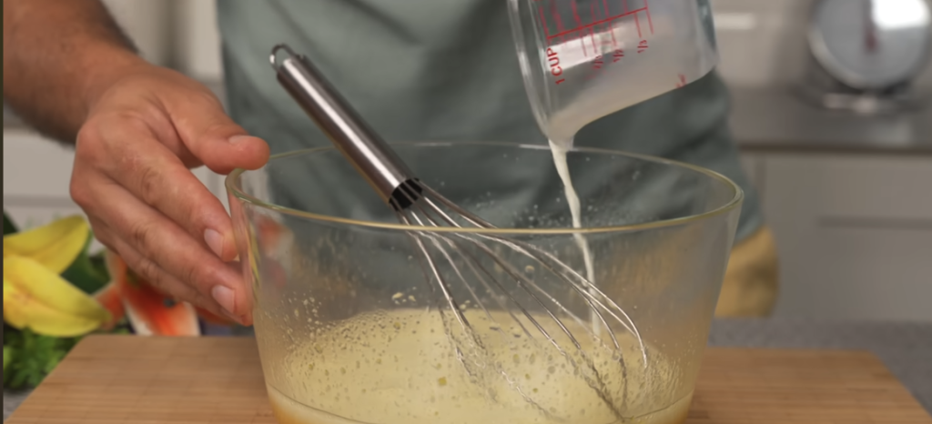 Babiččina vláčná a nadýchaná bábovka s karamelizovanými jablky – ideální pro rodinné posezení